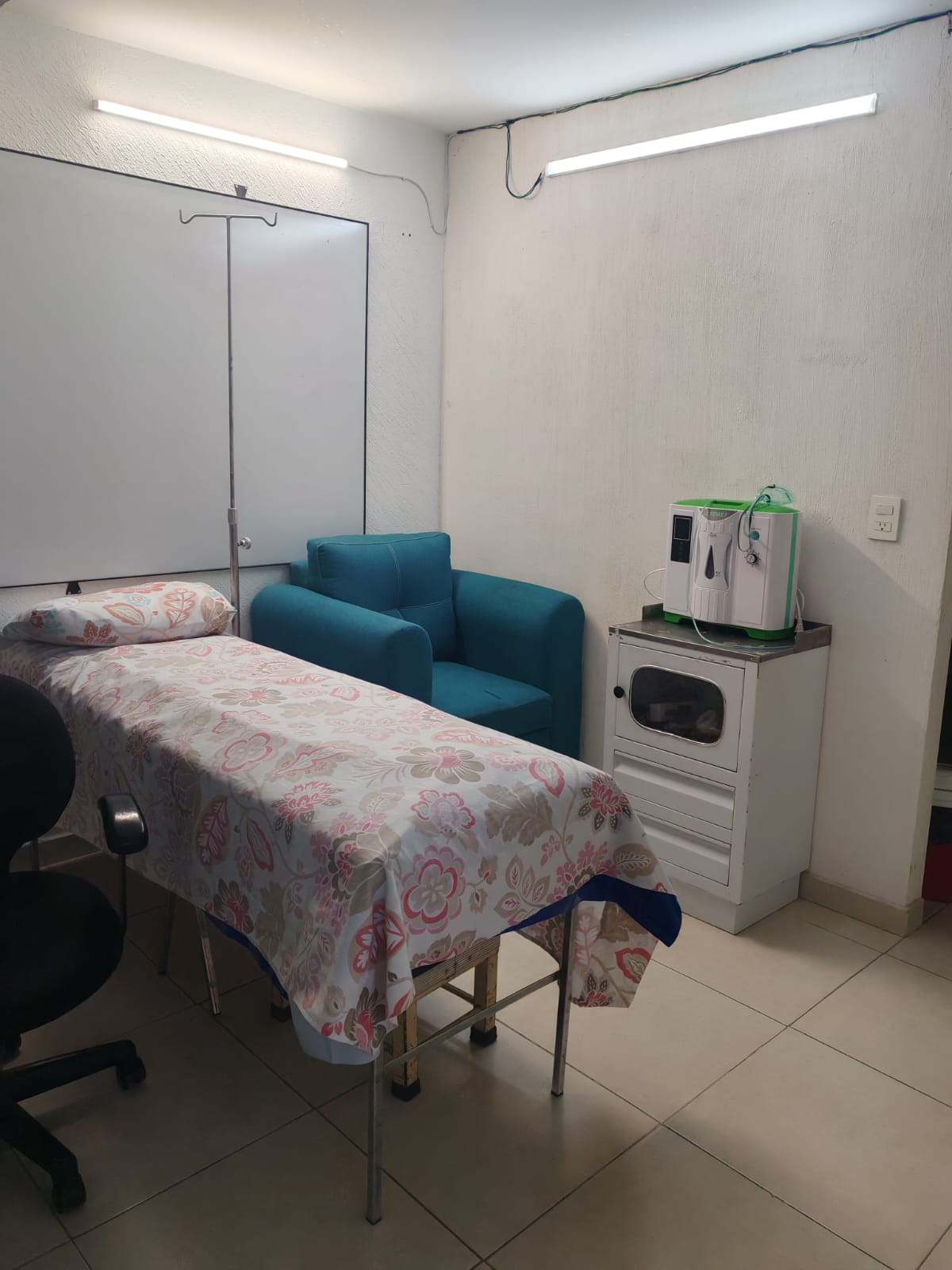 Cabina de sueroterapia del consultorio de Calle Uvas, con camilla, soporte de suero y concentrador de oxígeno